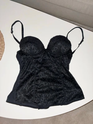 Snygg Intimissimi fest topp❤️ - säljer denna skit snygga svart leopard toppen som är perfekt till typ en fest❤️Justerbar rygg och i storlek xs. Är tyvär för liten så har ej några bilder med den på❤️