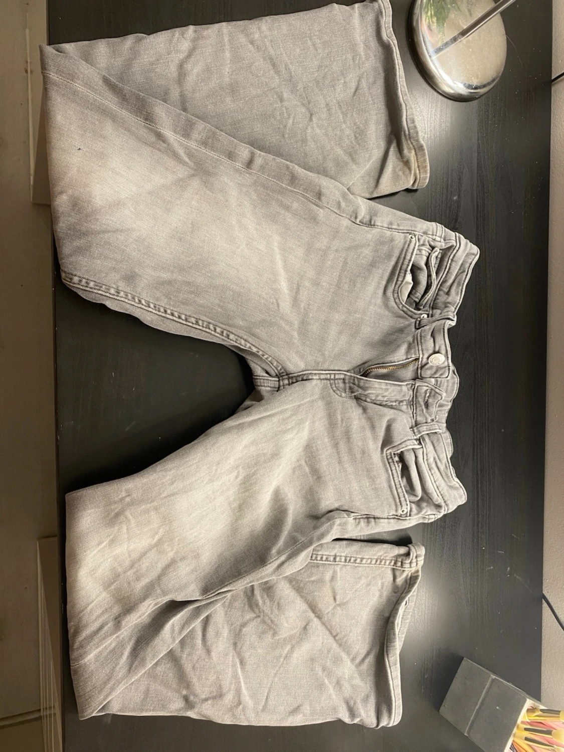 Gråa raka jeans med fickdetalj - 3