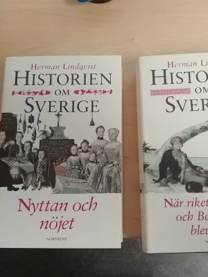 Historien om Sverige, 2 böcker för 30 kr - Två böcker av Herman Lindqvist: 'Nyttan och nöjet' samt 'När riket sprängdes och Bernadotte blev kung'. Båda har vita omslag med historiska illustrationer och röd text. Perfekt för dig som gillar svensk historia och vill ha snygga böcker i bokhyllan.