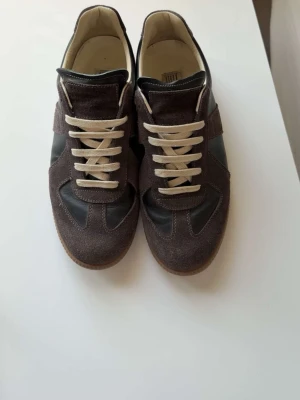 Maison Margiela GAT  - Säljer nu mina Maison Margiela Gats eftersom jag har vuxit ur de. De är i mycket bra och fint skick. Hör av dig vid funderingar och priset är ej hugget i sten!