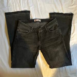 Svarta lågmidjade bootcut jeans - Säljer ett par svarta lågmidjade bootcut jeans. Lite slitna längst ner vilket syns på bilderna men inget märkbart när man har de på sig🥰 Skriv ifall du har några frågor🌸Midjemått: 39 cm Innerbenslängd: 78 cm
