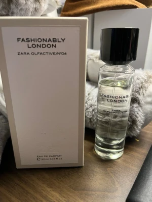 Zara Fashionably London Eau de Parfum  - Zara Fashionably London Eau de Parfum (30 ml) från Zara Olfactive-kollektionen, skapad i samarbete med parfymören Jo Malone (grundare av Jo Loves). Doften är elegant och modern med noter av bergamott, ros och mysk som ger en fräsch och sofistikerad känsla. Parfymen är sparsamt använd endast ett fåtal gånger (se kvarvarande mängd på bilderna) och har förvarats mörkt och svalt. Originalkartong medföljer. 