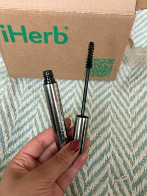 Helt ny och Aldrig Använd, Exklusiv Mascara - Jag trodde att den var parfymfri när jag köpte den, men när jag öppnade den upptäckte jag snabbt att så inte var fallet. Jag säljer den eftersom jag inte vill ha parfym i min mascara. Jag kan inte lämna tillbaka den...