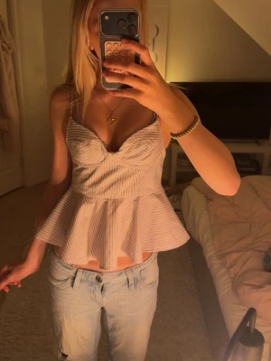 Skitsnyggt randigt linne från Zara😍😍 - Superfint randigt linne från Zara! Aldrig använt men har tyvärr redan tagit bort prislappen❤️
