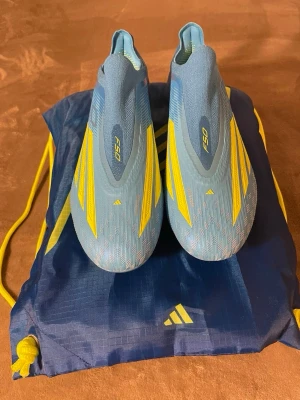 Adidas f50 elite sg 40 - Säljer ett par helt nya adidas f50 elite i skruvdobb i storlek 40. Skorna är aldrig använda och köpta från unisport. Bra pris.