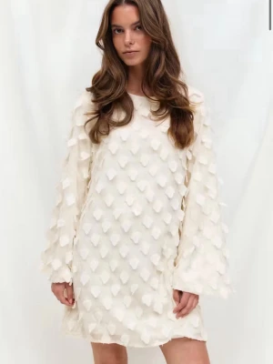 Vit kortklänning från Gina Tricot - Supersöt vit kortklänning från Gina Tricot med unikt 3D-mönster över hela klänningen. Klänningen har lång ärm och en lös passform som ger en chill och trendig vibe. Perfekt för dig som vill sticka ut lite extra!