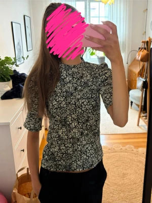 Svartvit blommig blus - En svartvit blus med blommigt mönster. Armarna har lite ”scrunch” i tyget som ger fina puffiga ärmar. Helt ny med prislappen kvar! Kontakta vid frågor💕