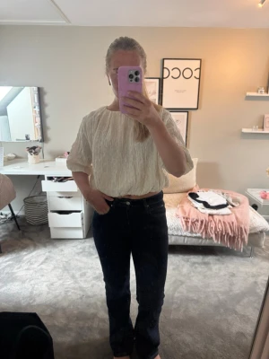 Mörkblå raka jeans - Säljer ett par jättefina mörkblå jeans med rak passform och medelhög midja. 