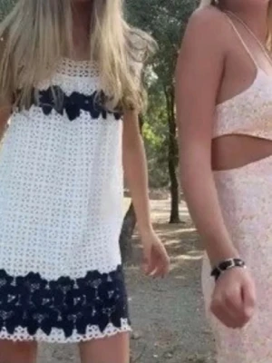 Spets klänning med detaljer från zara - Suuuper snygg klänning med spets och detaljer från Zara i storlek s , använd en gång, därav i nyskick☺️ tryck gärna på köp nu 