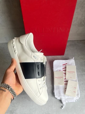 Valentino open skor - Nästintill nya opens med de den nyaste modeller som inkluderar nfc äkthetsverifiering | box, dustbag nfc kort valentino kort plus kvitto ingår!