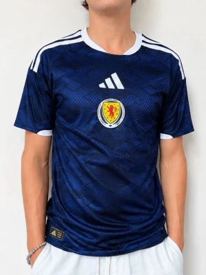 Skottlands Landslagströja Adidas – Strl M - Säljer en riktigt snygg Skottlands landslagströja från Adidas i storlek M (Storlek L men sitter som M)  Modern mörkblå design med invävt mönster och den klassiska Skottland-emblemet på bröstet.  Tröjan är i mycket fint skick och passar perfekt både till match, träning eller som supporterplagg.  Hör gärna av dig vid frågor eller om du vill ha fler bilder!