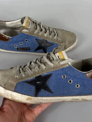 Golden goose skor - SALE UTFÖRSÄLJNING! ÄKTA Golden Goose i en UNIK colorway i strl 43. Vi säljer inga kopior!