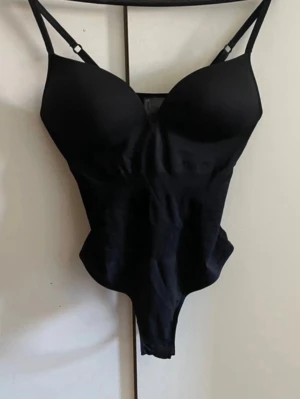 Svart body  - Snygg svart body från HM💗