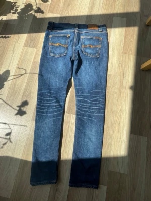 Lean Dean Dry 16 Dips - Säljer nu dessa nudie jeans i modellen lean dean, 16 dry dips som är en exklusiv modell som med tiden ger sjuka fades. Passformen är slim/straight. Ingen defekt i skrevet. Storlek W31 L32