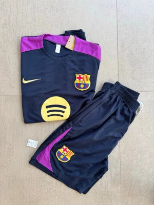 Barcelona tröja + shorts  - Helt ny ,storlek S 