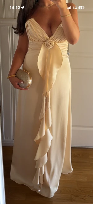 Klänning - Använd 1 gång. Perfekt till bröllop, bal mm. Strl 38 men passar även 36. Den är uppsydd i längden. Är 164 cm, på bilderna har jag ca 7 cm klackar. Pris kan diskuteras vid snabbaffär. Nypris ca 1100