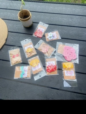 Färgglada virkade handgjorda örhängen  - Säljer ett mixat set med virkade örhängen i olika färger och former. Innehåller blommor, rosetter och dekorativa detaljer i rosa, gult, rött, vitt och turkost. Skriv vilken du vill köpa eller om du vill ha fler bilder på en av örhängen, 1 set för 50kr
