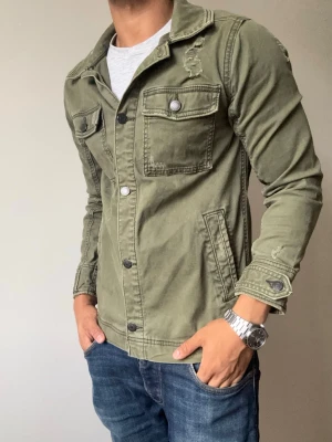 Vintage Hollister Overshirt - SJUKT snygg Hollister Overshirt med riktigt unik backprint!! | Storlek XS | Mycket bra skick | Modell 175cm, 69kg | Hör av vid funderingar! Skickas direkt med instabox!