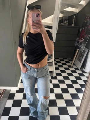 Zara  - Säljer ljusblå jeans ifrån Zara. Modellen på jeansen heter ’JEANS TRF WIDE LEG MED LÅG MIDJA OCH REVOR’ och är i storlek 42💖