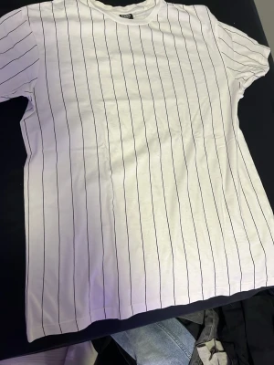 Vit randig oversized t-shirt FSBN