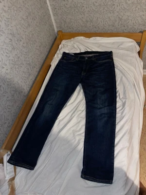 Mörkblå raka jeans - Snygga mörkblå jeans med rak passform och klassiska fem fickor. Jeansen har kontrastsömmar och en patch bak i midjan. Tillverkade i denim med en stilren look som passar till det mesta.