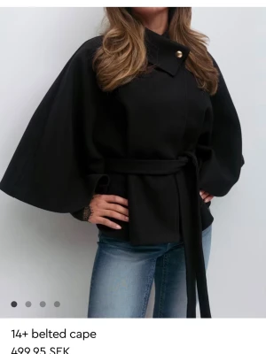 Poncho  - Jätte fin jacka nu till höst dem är i nästan nytt skick för den har inte används , gillade inte hur den satt på mig den är i xs/s vilket nu även är slutsålt 