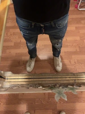 Säljer ett par Dsquared2 - Säljer ett par dsquared2 jeans i storlek 32 passar jättebra köpts för 4000 av en polare äkta jeans pris går att diskuteras om du har några frågor eller undrar efter något är det bara att höra av dig 🙌👖