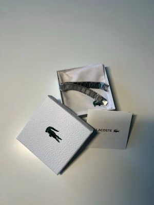 Lacoste armband  - Snyggt Lacoste armband 20cm men kan enkelt justeras oanvänd 