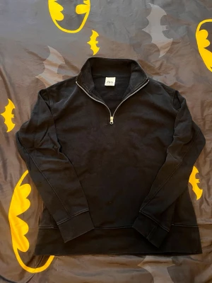 Svart half zip hoodie från Zara - Snygg svart hoodie från Zara med half zip-dragkedja och hög krage. Tillverkad i mjuk bomull för skön känsla och har långa ärmar samt ribbade muddar. Perfekt för en avslappnad och stilren look.