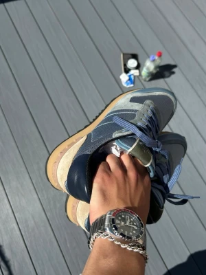Valentino Rockrunner - Valentino Rockrunner | Strlk 43 | Mycket Bra skick | Ljusblå och Mörkblå | Pris 2800kr | Inga returer | Priset är ej hugget i sten | Tvättas innan frakt!
