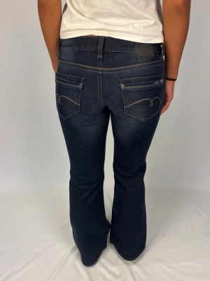 Lågmidjade bootcut jeans - Jättefina lågmidjade bootcut jeans | Storlek 29/30 | Nya med lapparna kvar! | Jag är 168cm lång och väger 60kg | Mått: Ytterbenslängd: 97cm. Midjebredd: 39cm. Lårbredd: 25cm. Fotöppning: 26cm. Kontakta mig vid fler frågor eller funderingar!💗