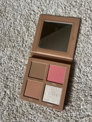 CAIA Face Palette Sassy - Säljer en CAIA Face Palette i färgen Sassy. Paletten innehåller contour, blush, bronzer och highlighter. Endast använd bronserna till att göra fräknar därav prickarna :) annars helt som ny. 