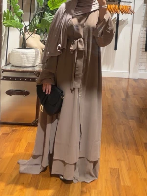 Abaya  - Detta är en två delad klänning med både abaya och en fin klänning under, passar både för vinter och sommar. Passar jätte fint på hijabis men även på er som inte bär hijab💕