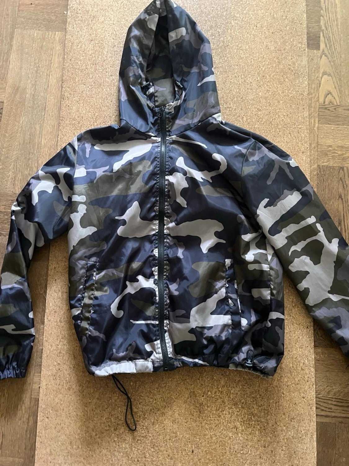 Klassisk camo vindjacka med huva