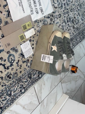 Golden goose Vstar - Snygga Golden Goose i grön/grå mocka med silvriga stjärna på sidan. Perfekta för dig som gillar streetwear och vill sticka ut med en unik detalj på fötterna.