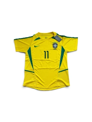 Brasilien fotbollströja nr 11 - Säljer en gul Brasilien fotbollströja med gröna detaljer och nummer 11 på både fram- och baksidan. På ryggen står det 'Ronaldinho'. Tröjan har korta ärmar, rund hals och är tillverkad i ett lätt och ventilerande material, perfekt för träning eller match. Kom gärna med bud!!