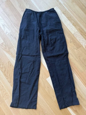 Svarta linnebyxor från Gina Tricot  - Säljer dessa perfekta svarta linnebyxor från Gina tricot! Använd fåtal gånger💕
