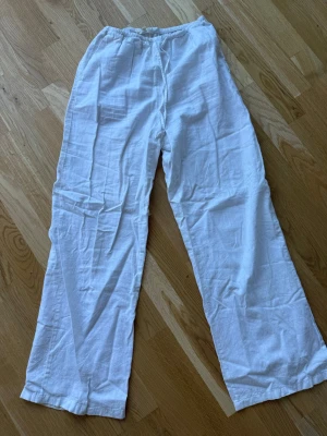 Vita linnebyxor  - Vita linnebyxor från Gina Tricot, är använda fåtal gånger!💕