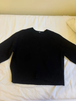 Svart stickad tröja från uniqlo - Nypris 500!! Lågt pris pågrund ut av att den är rätt så använd och nopprig men går nog att fixa med maskin. ❤️
