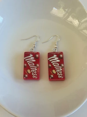 Örhängen maltesers❤️ - Örhängen med silverpläterade nickelfria örkrokar 💕