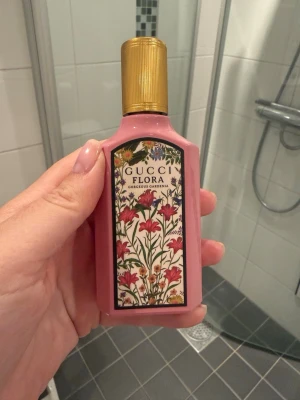Gucci Flora Gorgeous Gardenia parfym - Gucci Flora Gorgeous Gardenia är en parfym i en snygg rosa flaska med guldfärgad kork och blommigt motiv på etiketten. Doften har inslag av vit gardenia, jasmin och päronblomma. Perfekt för dig som gillar fräscha och blommiga parfymer. Finns 3/4 kvar i flaskan 