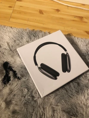 Hörlurar oanvända  - Inte Apple! Köpte på en marknad för en månad sen ungefär. Mer åt Samsung hållet, inget fel annars