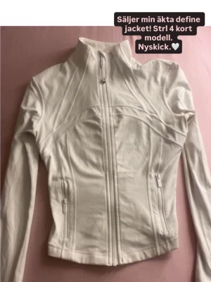 Define jacket white 4  - Min jacka är i nyskick och är som ny. Har även påsen som var medköpt från affären i Biblioteksgatan. Jag kan självklart posta🤍 kan diskutera pris vid snabb affär!