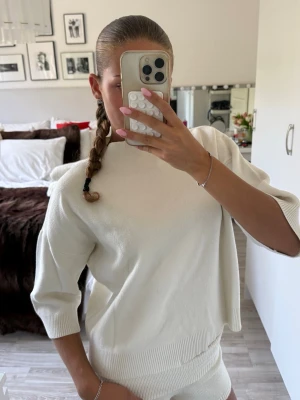 Krämvitt loungewear tröja  - Super söt sitter som en s! Har klippt bort lapparna så mina ej vart jag köpte 