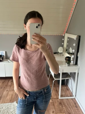 Mysig tröja från bikbok - Säljer denna mysiga tröjan från bikbok, den är i storlek M men skulle säga att den är som en xs/s i storleken💓 hör av er vid frågor eller intresse!