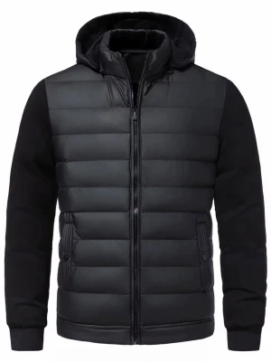 Svart pufferjacka med huva - Snygg svart pufferjacka med huva och dragkedja framtill. Jackan har quiltad front, släta ärmar och två fickor med knappdetaljer. Perfekt för kalla dagar och ger en modern look. Materialet är vadderat och håller värmen bra. 