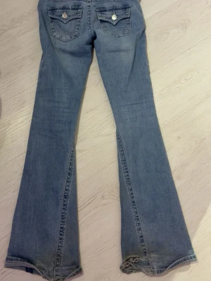 Low Waist true religion - Säljer ett par ljusblå bootcut jeans från true religion (joey) i storlek 25. Säljer för att dom är för stora för mig. Pris kan diskuteras. Har trampat sönder dom lite grann där nere som ni kan se på första bilden 🩷 
