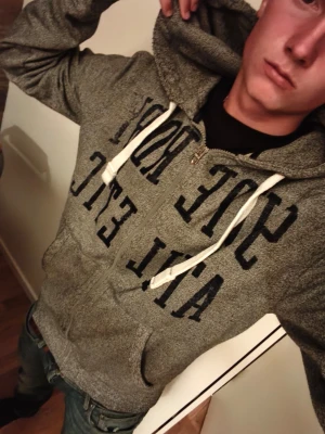 Superdry zip hoddie  - Fin grå superdry zip hoddie i väldigt bra skick modellen på bilden är 177cm och den passar bra kanske något stor, lite sliten twxt