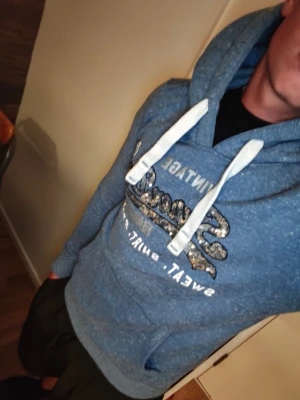 Superdry hoddie  - Fin blå superdry hoddie i väldigt bra skick modellen på bilden är 177 cm och den passar bra 