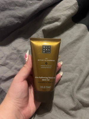 Rituals The Ritual of Hammam tvål - Ultra hydrating black soap från Rituals The Ritual of Hammam. Innehåller eukalyptus och arganolja. Tuben är guldbrun med svart lock och rymmer 70 ml. Perfekt för dig som vill ha en lyxig rengöring med återfuktande effekt.